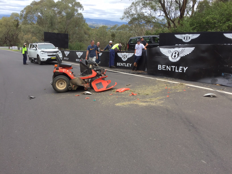 Illustration for article titled Bathurst has everything - RACING MOWERS!